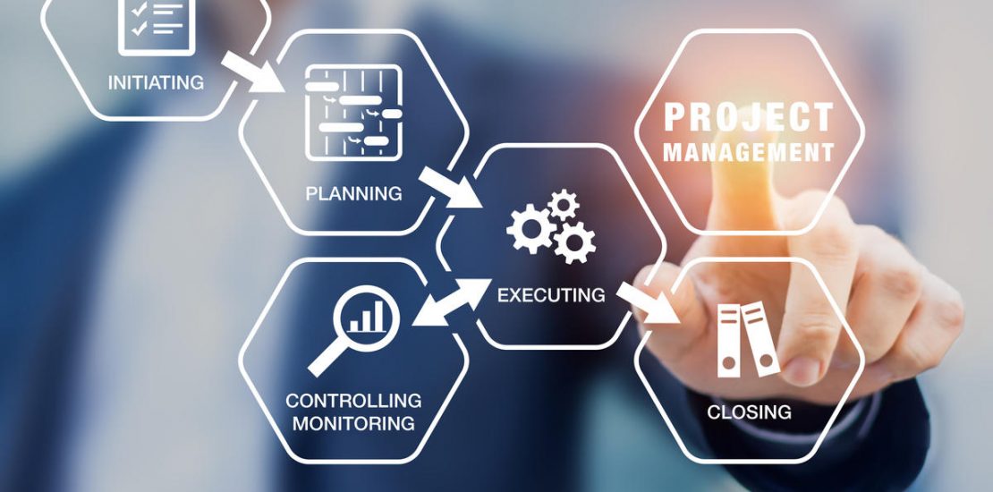 Presentation of project management processes such as initiating, planning, executing, monitoring and controlling, and closing with icons and a manager touching virtual screen